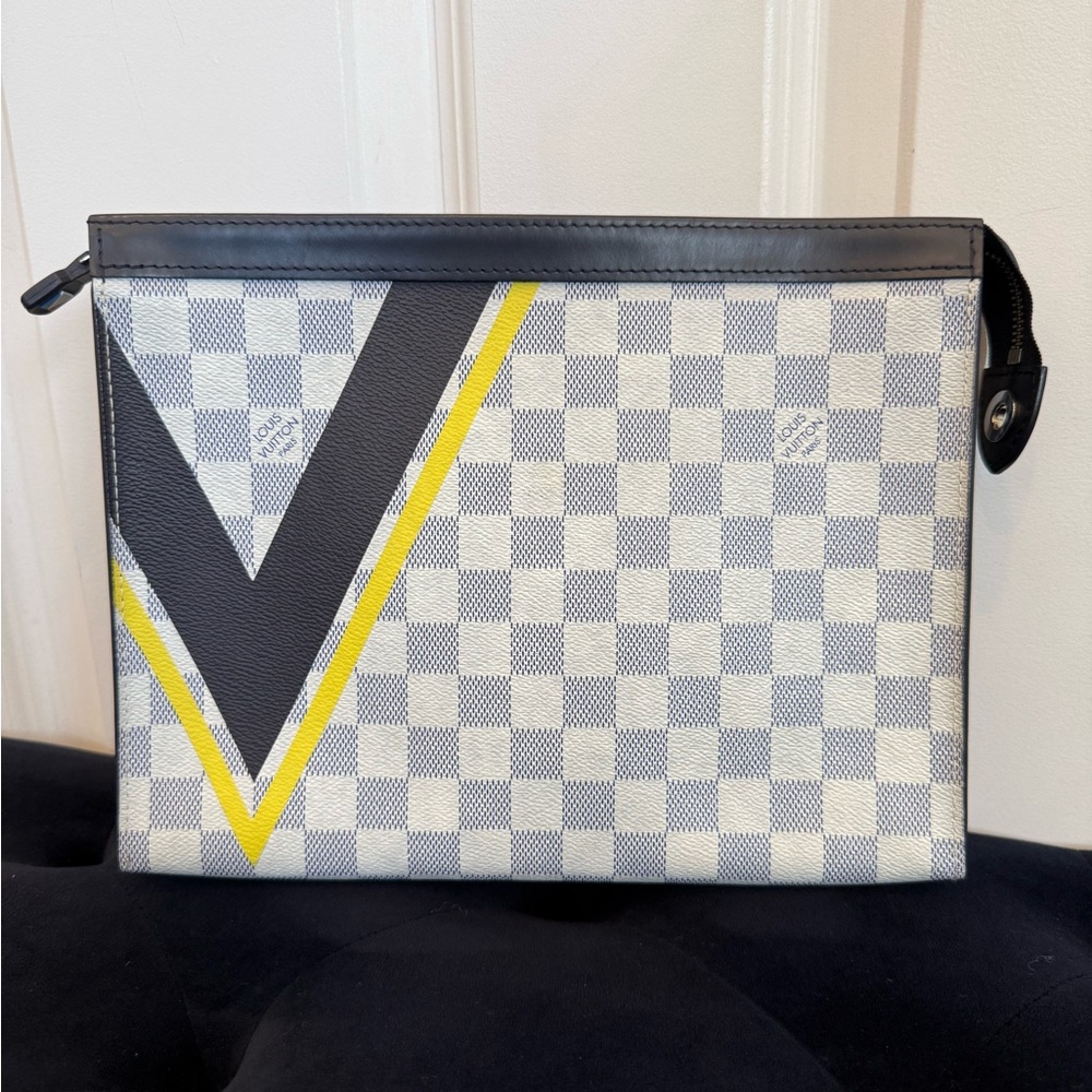 Louis Vuitton 
Voyage MM Pouch/Clutch